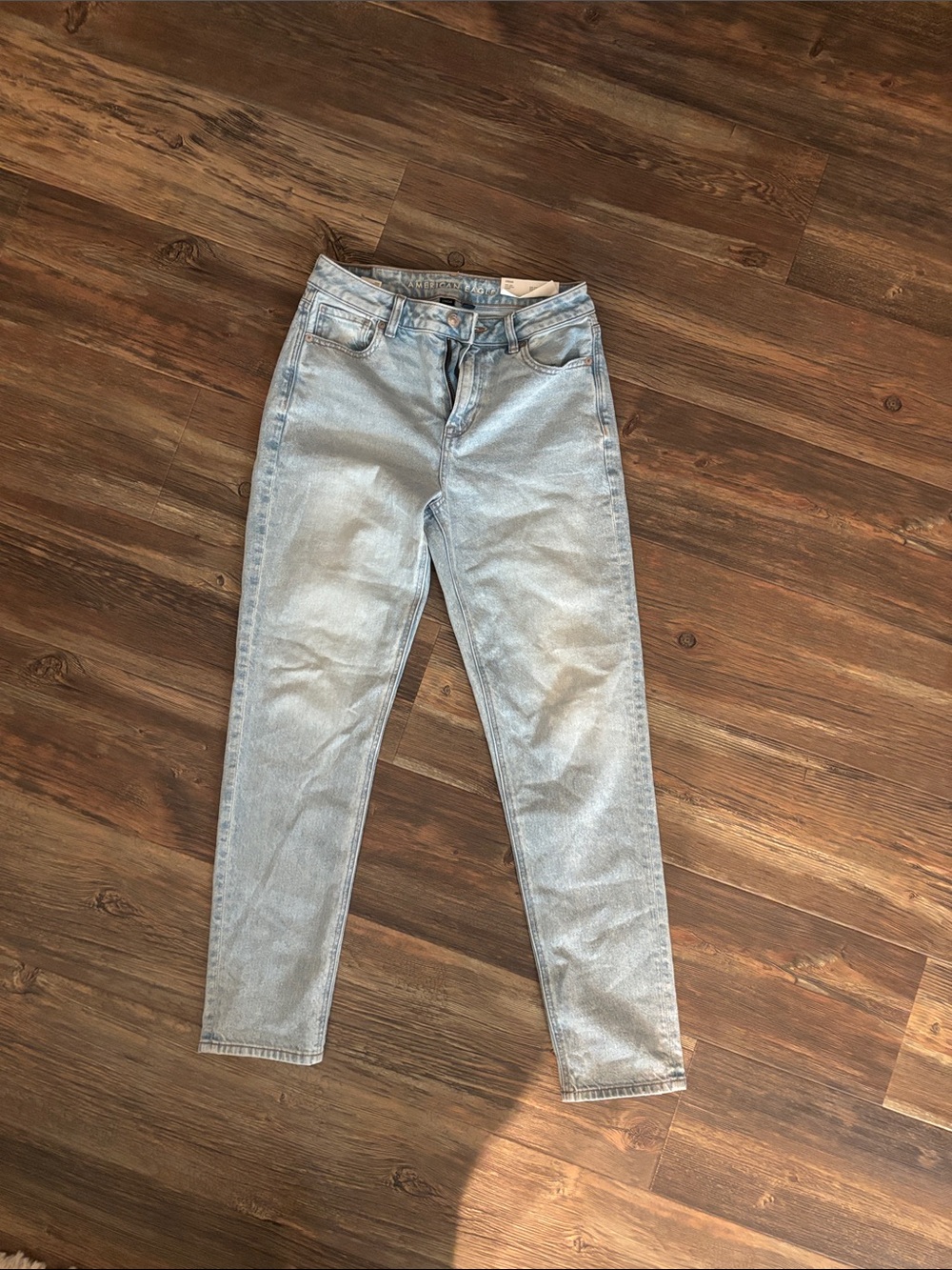 NWT American Eagle Strigid Mom Jean. Size 4 (27 W). Blue Breeze
